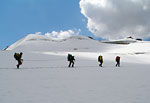 Первая связка подходит к седловине перевала Иссык-Ата