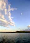 Восход луны на закате над озером Тургояк