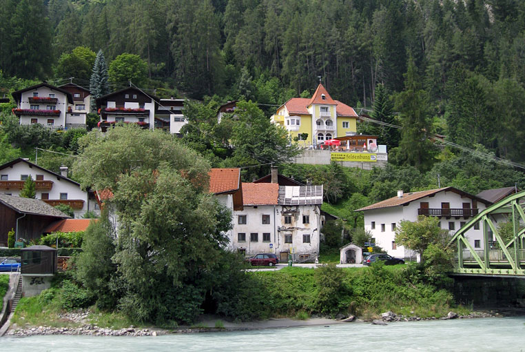 Горное селение на берегу альпийской реки в Австрийских Альпах