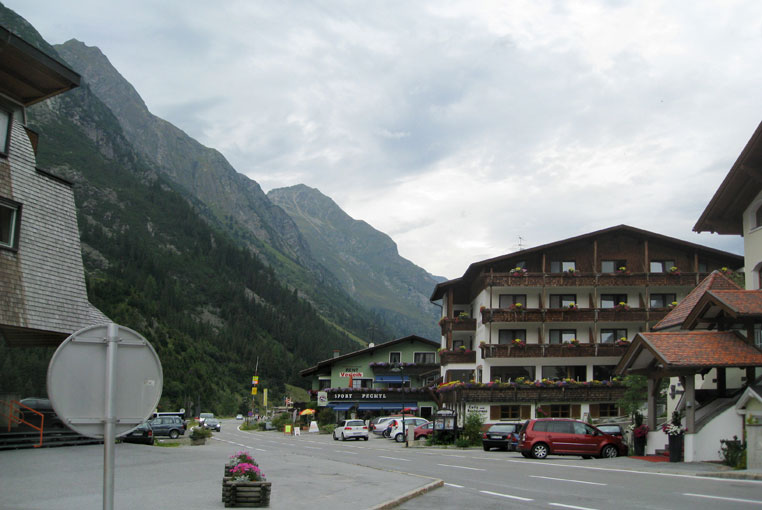 Городок у дороги в нижней части альпийской долины