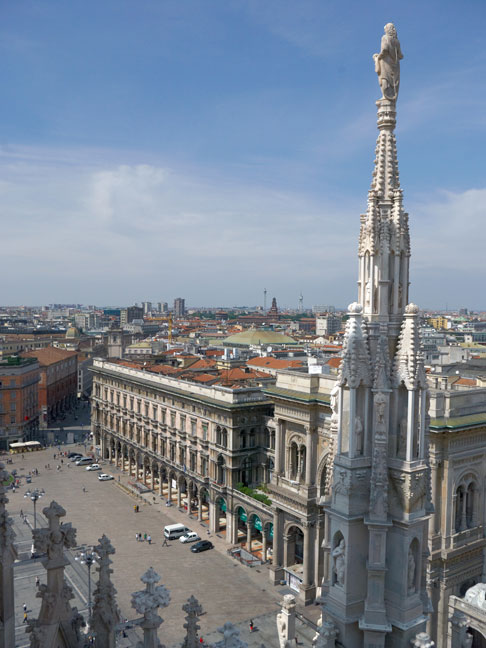 Вид на Соборную площадь с мраморной кровли Миланского собора