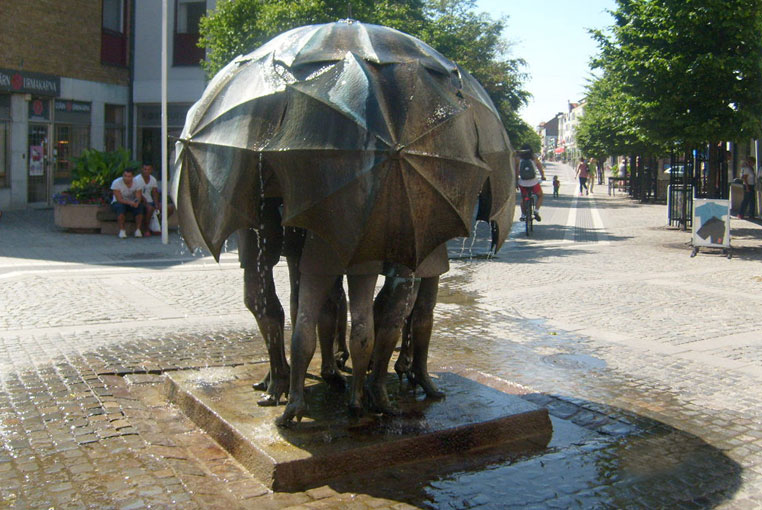 Бронзовые девушки под зонтиками скульптурный фонтан в Стокгольме