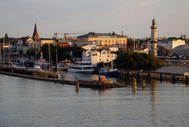 Порт с маяком на Балтике