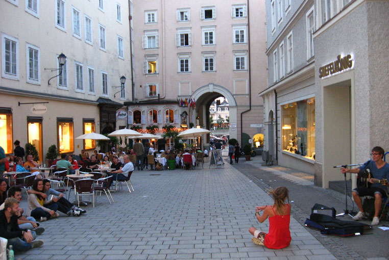 Уличные музыканты в вечернем кафе Зальцбурга