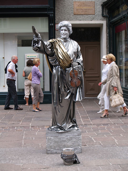 Живая статуя у Музея Моцарта в Зальцбурге