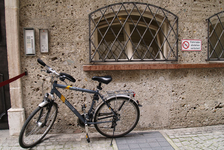 Неправильная парковка велосипеда в Зальцбурге