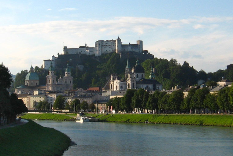 Неприступный замок Зальцбурга на высоком берегу реки Зальцах