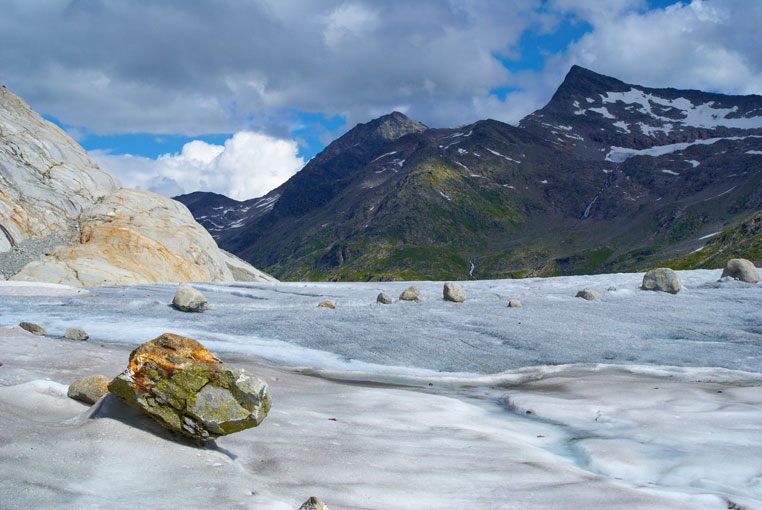 Камни на леднике Оберзульцбахкес в Альпах