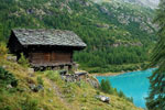 Заброшенное строение на берегу озера Плас-Мулен в Итальянских Альпах