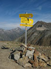 Указатель на туристской тропе в Альпах