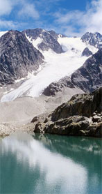 Вид пика Сальдура в Эцтальских Альпах с берега озера Сальдура