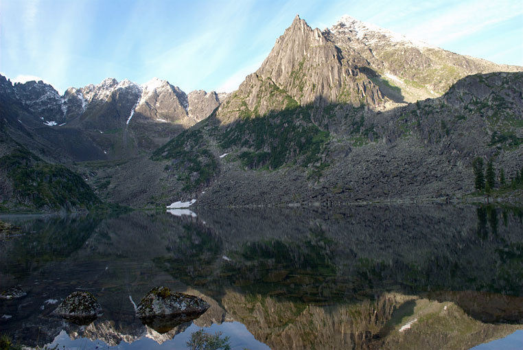 Озеро Зеркальное в окружении вершин Арадана