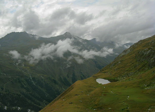 Озеро на южном склоне хребта Каунерграт в Эцтальских Альпах