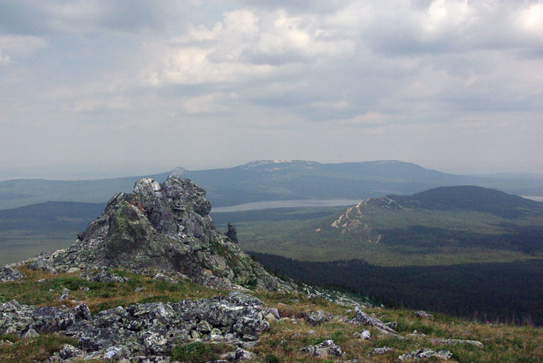 Вид на озеро Зюраткуль с вершины хребта Нургуш