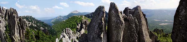 Les rochers sur le sommet Petit Taganay
