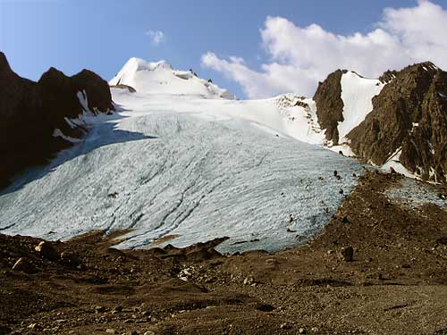 Так бы мог выглядеть ледник Минджилки без искажений перспективы на заднем плане