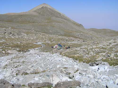 Палатка у горной реки в предгорьях Киргизского хребта
