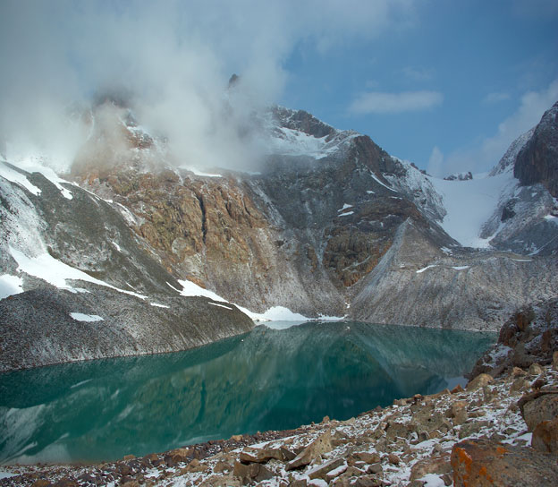 Перевал Ала-Арча в Киргизском хребте со стороны озера