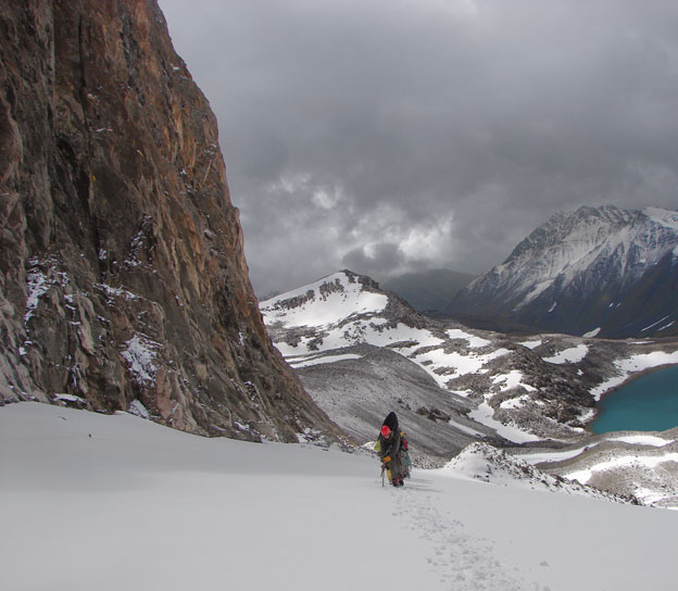 Седловина перевала Молодая Гвардия над изумрудным озером в Киргизском хребте
