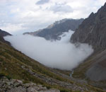 Облако ложится в долину Киргизского хребта