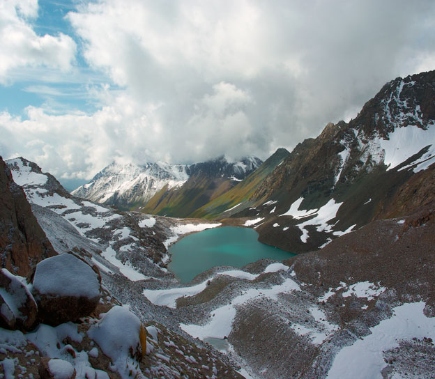Изумрудное озеро под перевалом Киргизского хребта на Тянь-Шане