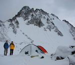 Палатка в сугробе после ночного снегопада