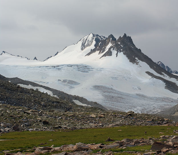 Пики над ледниками в Киргизском хребте