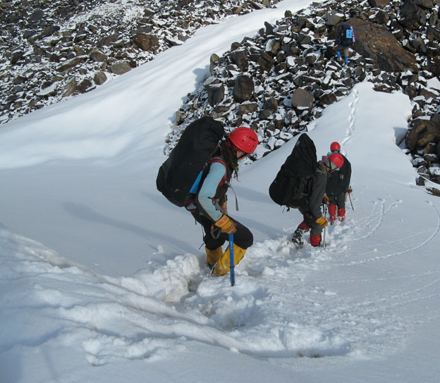 Спуск с перевала после снегопада на Киргизском хребте