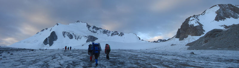 По леднику Киргизского хребта на Тянь-Шане