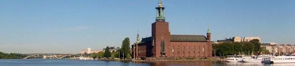 Городская ратуша Стокгольма на берегу моря