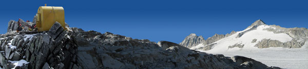 Бивачная коробка в Ретийских Альпах на склоне массива Адамелло