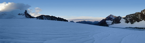 Ледник в Пеннинских Альпах на рассвете