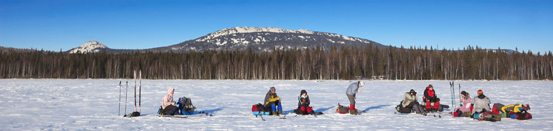 Группа туристов лыжников на льду озера Зюраткуль