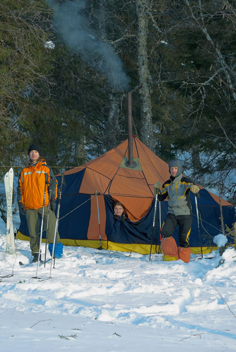 Группа у своей зимней палатки